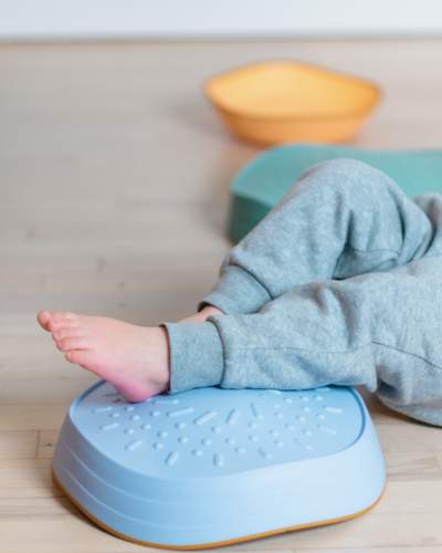 Legeguide til TUMLE SKRITTSTEIN™ – Fra baby til tumling i bevegelse